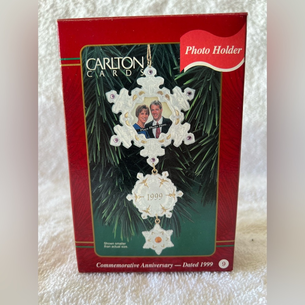 Carlton Cards Heirloom 1999 “Picture Hanger"  Christmas Ornament NIB